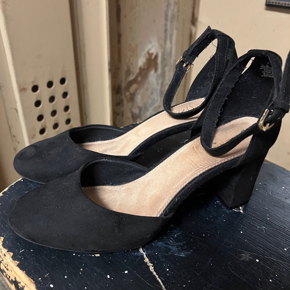 Old Navy Black Faux Suede Ankle Strap Block Heels size 8